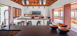 コンロ、食器洗い機、調理器具と食器