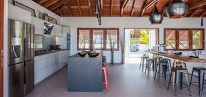 Placa de cocina, lavavajillas, licuadora, utensilios de cocina