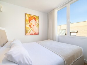 Fer et planche à repasser, lit parapluie, Wi-Fi gratuit, draps fournis