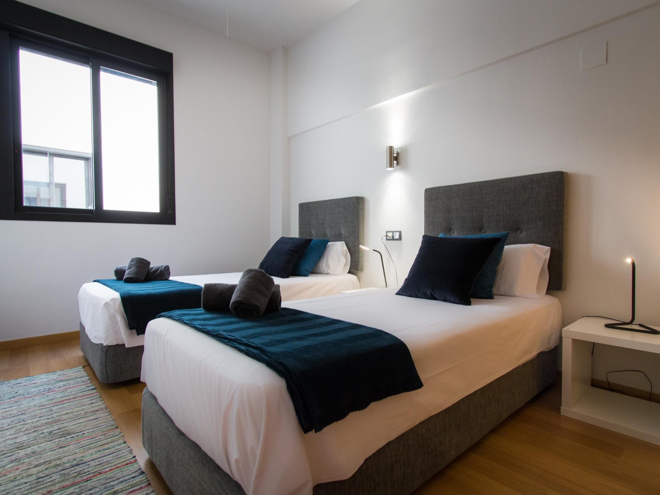 2 dormitorios, tabla de planchar con plancha, cuna de viaje