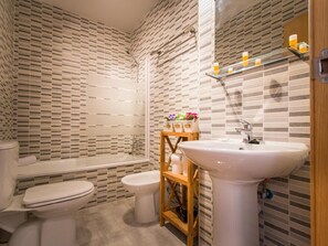 Een douche, een haardroger, handdoeken, toiletpapier