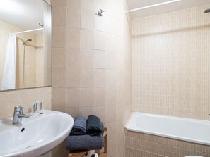 Dusche, Haartrockner, Handtücher, Toilettenpapier