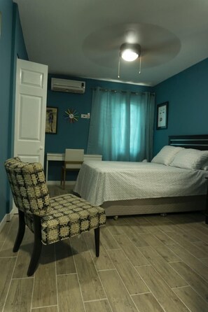 Tabla de planchar con plancha, wifi gratis y ropa de cama 