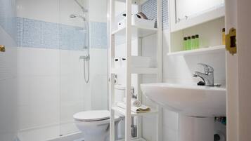 Doccia, asciugacapelli, asciugamani, carta igienica