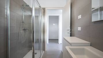 Douche, sèche-cheveux, bidet, serviettes fournies