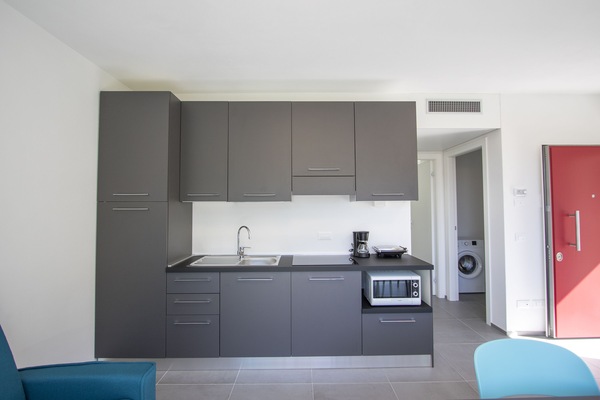 Frigorífico, microondas, placa de cocina y cafetera o tetera