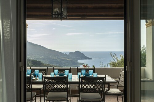 Villa Il Basto est une belle villa récemment rénovée face à la mer avec des terrasses lisses pour se détendre