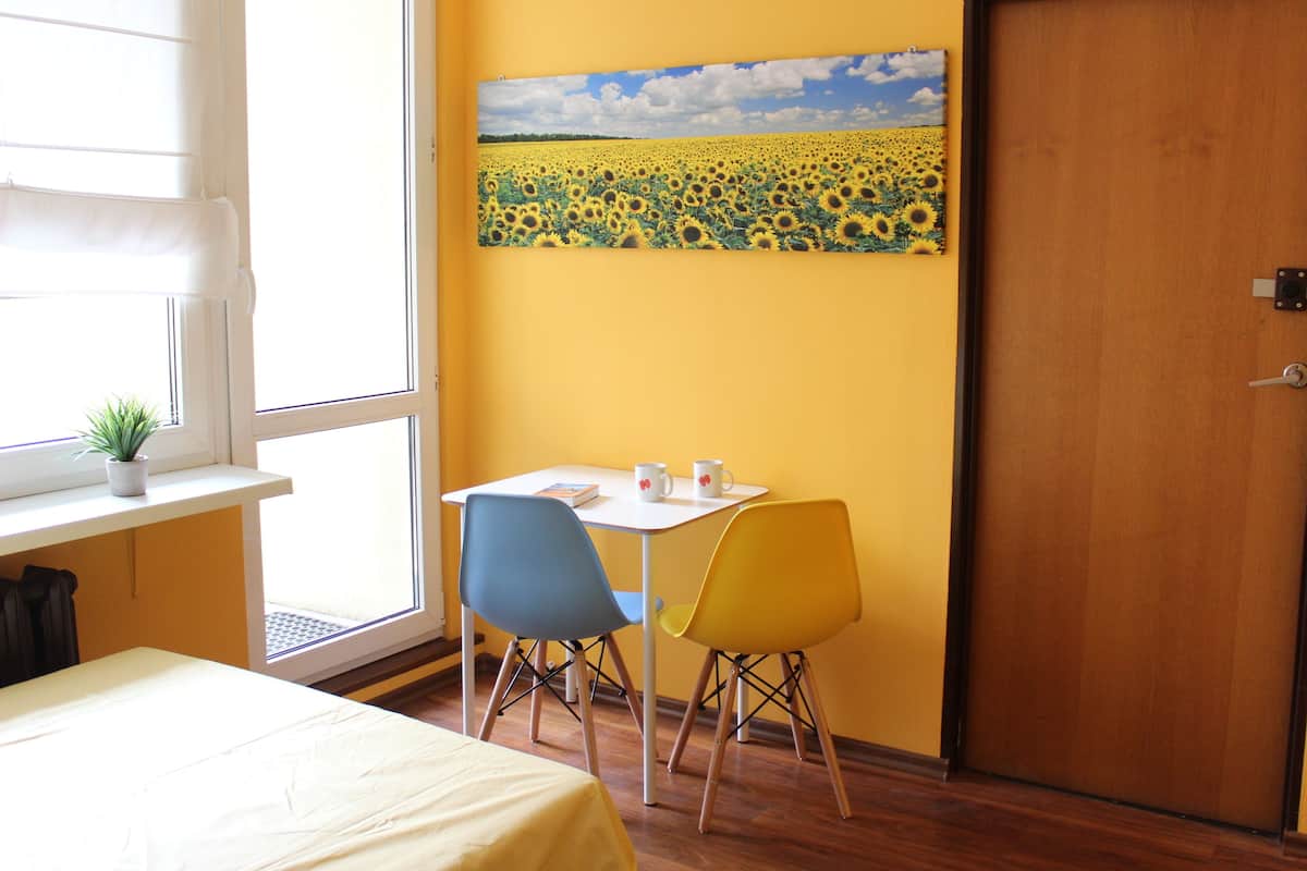 Habitación, vista al parque (Ukrainski) | Tabla de planchar con plancha y ropa de cama 