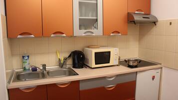 Fridge, microwave, stovetop, cookware/dishes/utensils