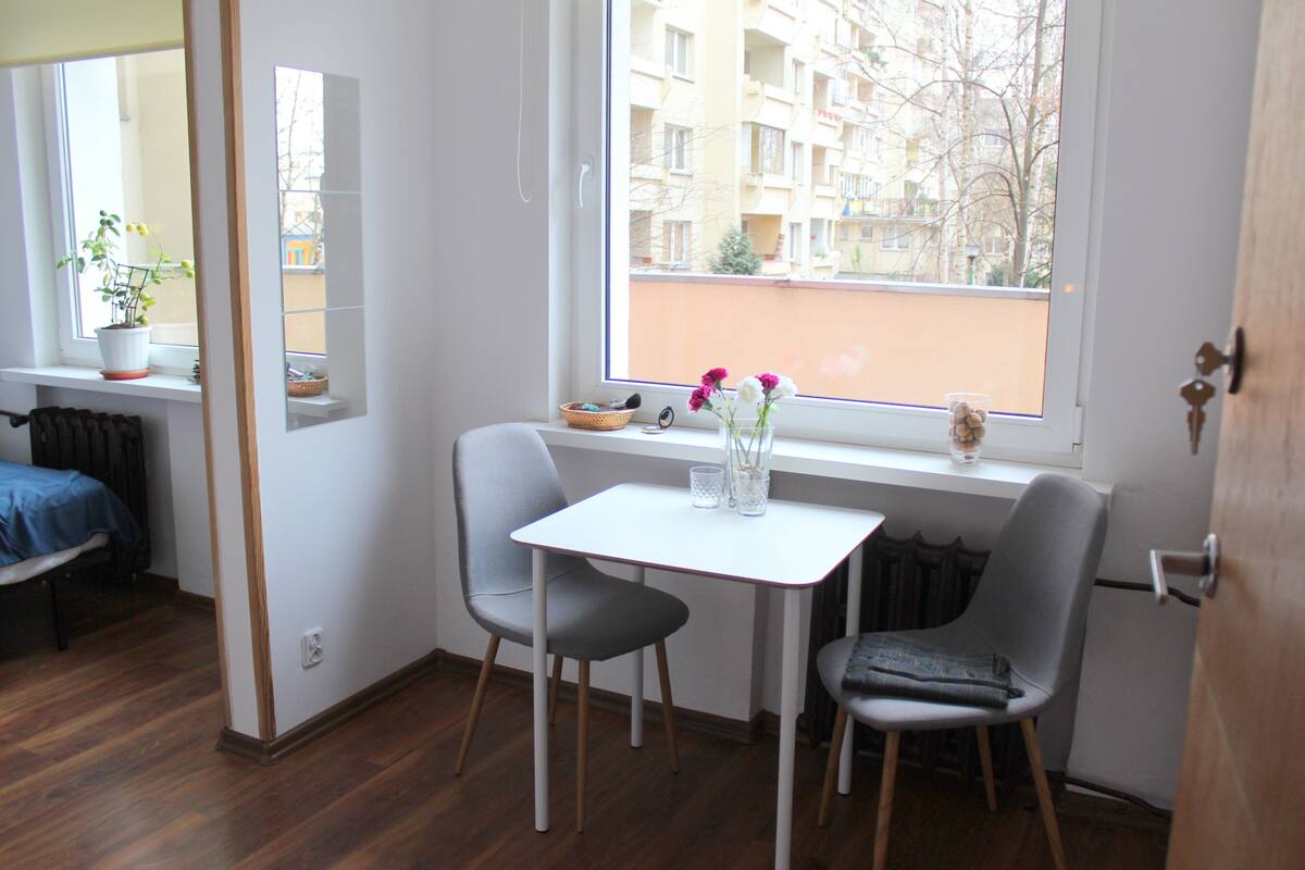 Habitación, vista al parque (Angielski) | Tabla de planchar con plancha y ropa de cama 