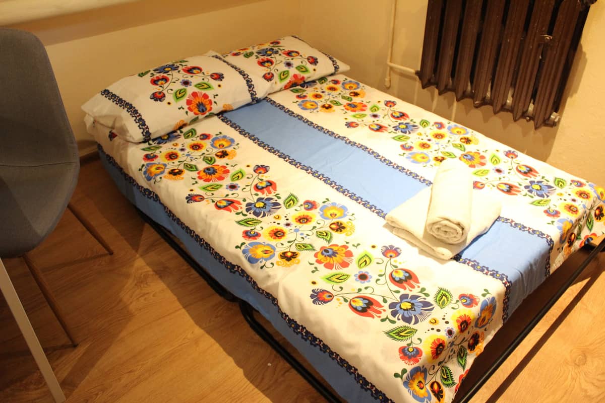Habitación, vista al jardín | Tabla de planchar con plancha y ropa de cama 