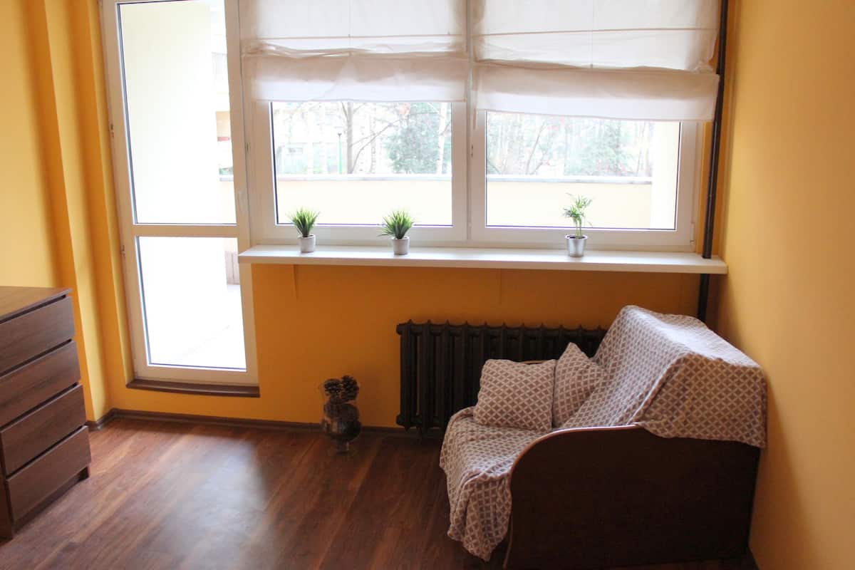Habitación, vista al parque (Hiszpanski) | Tabla de planchar con plancha y ropa de cama 