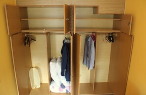 Room, Park View (Ukrainski) | Iron/ironing board, bed sheets - Travel House (Wroclaw)