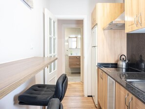 Kühlschrank, Mikrowelle, Wasserkocher mit Kaffee-/Teezubehör