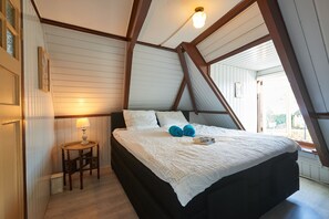 2 quartos, escrivaninha, ferros/tábuas de passar roupa, berço de viagem