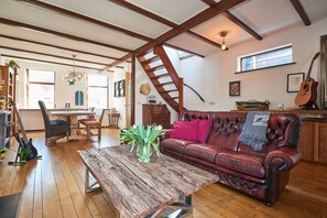 Smart TV, lareira, videogames, DVD player