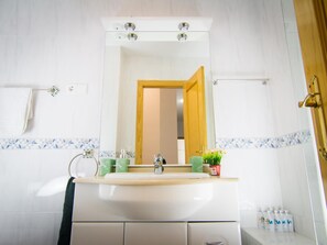 Badkar, hårtork, handdukar och toalettpapper