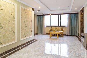 A spacious room with a marble floor, a sofa, and a window with curtains. - Chongqing Fujiayuan Hotel (Lianglukou Subway Station) (Chongqing)