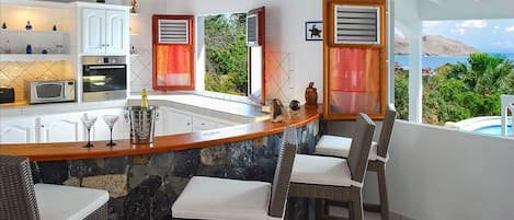 Stovetop, dishwasher, coffee/tea maker, blender