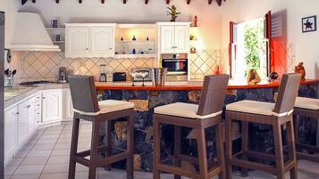 Stovetop, dishwasher, coffee/tea maker, blender