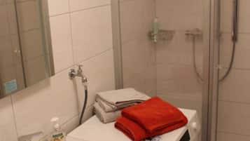 Haartrockner, Handtücher, Toilettenpapier