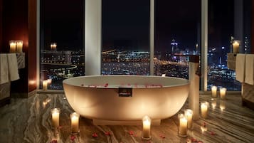 Suite Presidensial, 1 Tempat Tidur King | Kamar mandi | Bathtub dan shower terpisah, bathtub besar, pengering rambut, dan sandal