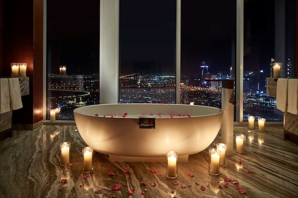 Svit Presidential - 1 kingsize-säng | Badrum | Badkar och dusch, djupt badkar, hårtork och tofflor