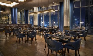 3 restaurants servant le petit déjeuner, le déjeuner et le dîner