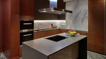 Suite presidencial, varias camas | Cocina privada | Cafetera de espresso y periquera