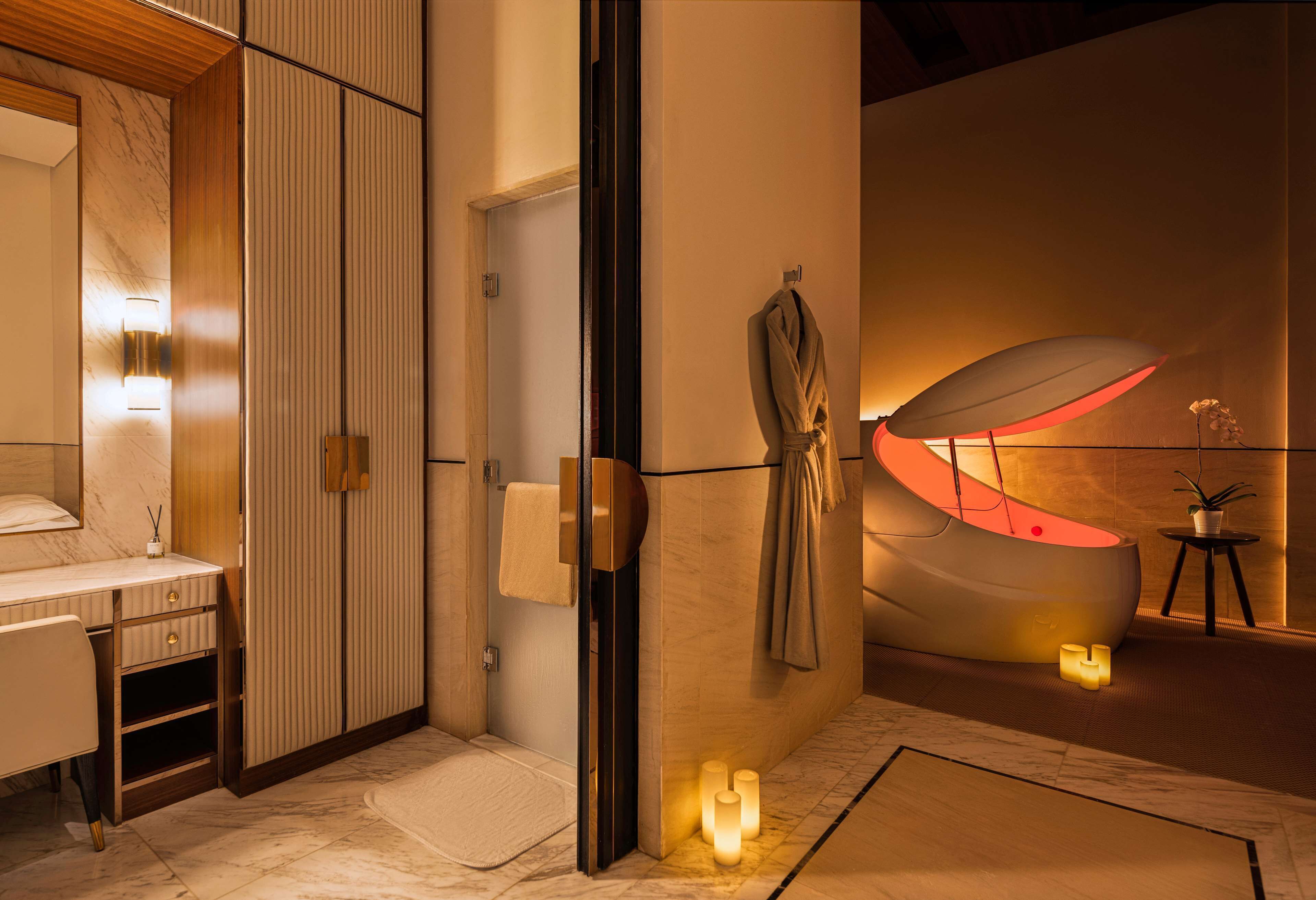 Une salle de bain moderne avec un meuble-lavabo, une baignoire et un porte-serviettes.