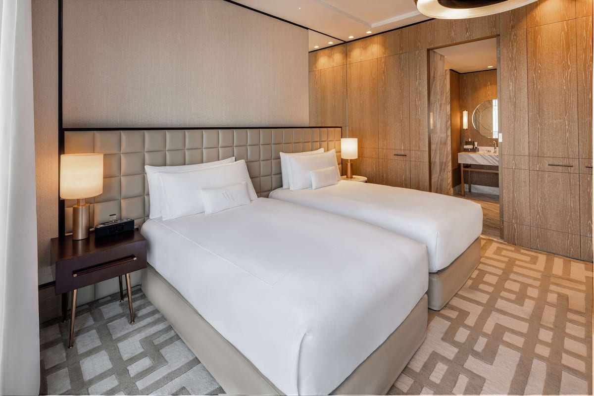 Suite, 2 Bedrooms, Balcony (Residential) | 1 bilik tidur, peralatan tempat tidur premium, bar mini