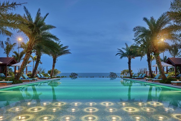 Indoor pool, seasonal outdoor pool, free cabanas, pool umbrellas