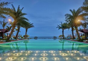 Una piscina techada, una piscina al aire libre de temporada