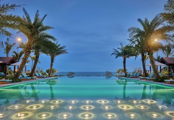 Indoor pool, seasonal outdoor pool, free cabanas, pool umbrellas - DoubleTree by Hilton Shanwei (Shanwei)