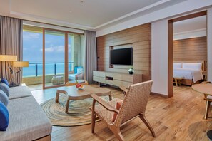 Deluxe Sea View Suite | Premium bedding, in-room safe, desk, blackout drapes - DoubleTree by Hilton Shanwei (Shanwei)