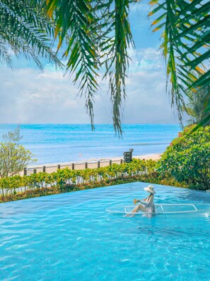 Indoor pool, seasonal outdoor pool, free cabanas, pool umbrellas - DoubleTree by Hilton Shanwei (Shanwei)