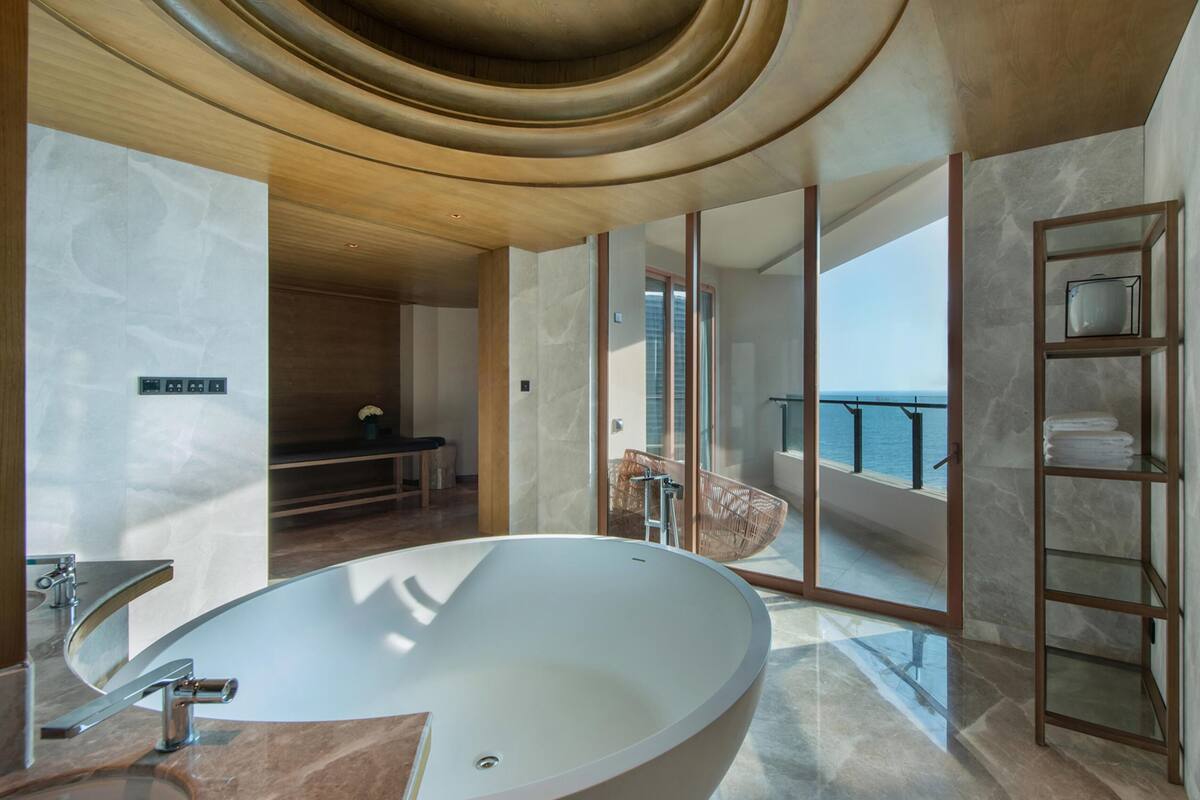 Suite Présidentielle, 1 chambre | Salle de bain | Baignoire et douche séparées, articles de toilette gratuits