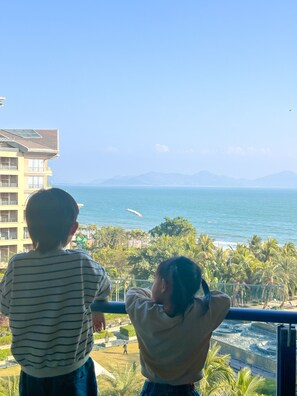 A balcony with a view of the sea and mountains. - DoubleTree by Hilton Shanwei (Shanwei)