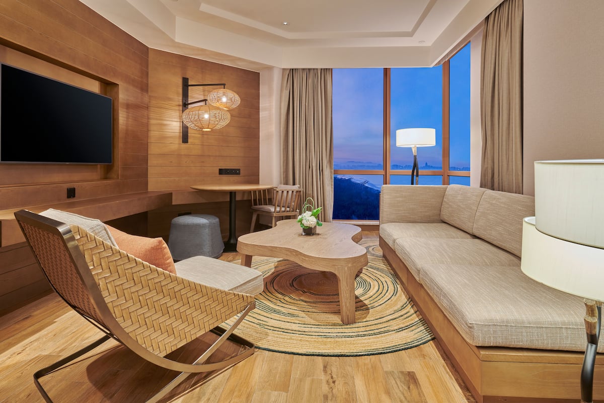Premium Sea View Suite | Premium bedding, in-room safe, desk, blackout drapes