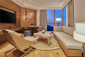 Suite, 1 kingsize-seng | Sengetøy av topp kvalitet, safe på rommet og skrivebord