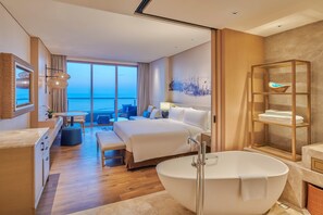 Chambre Prestige, 1 très grand lit, balcon | Literie de qualité, coffre-fort, bureau, rideaux d’obscurcissement