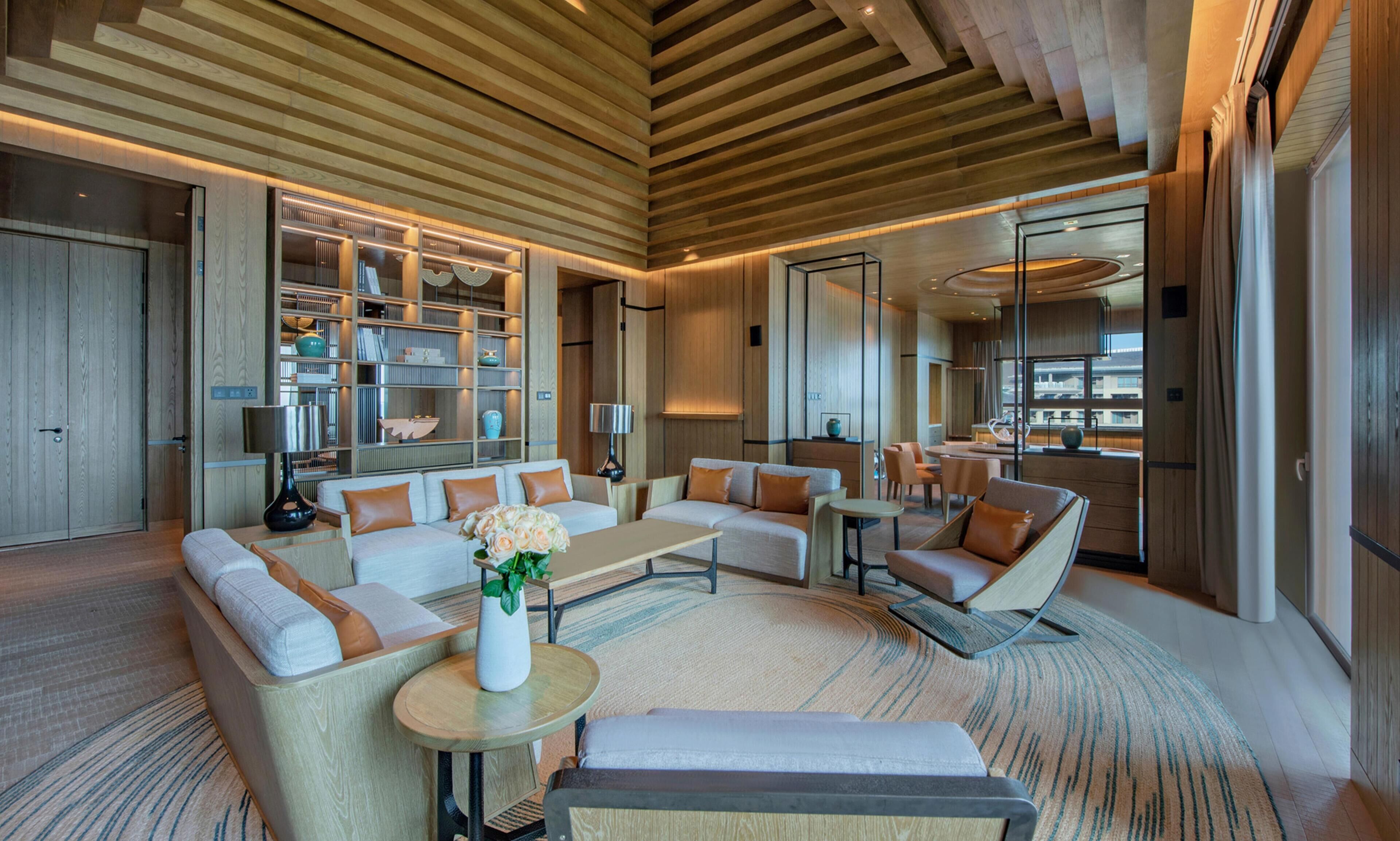 Suite presidencial, 1 habitación | Zona de estar | Televisión de pantalla plana de 49 pulgadas con canales por cable