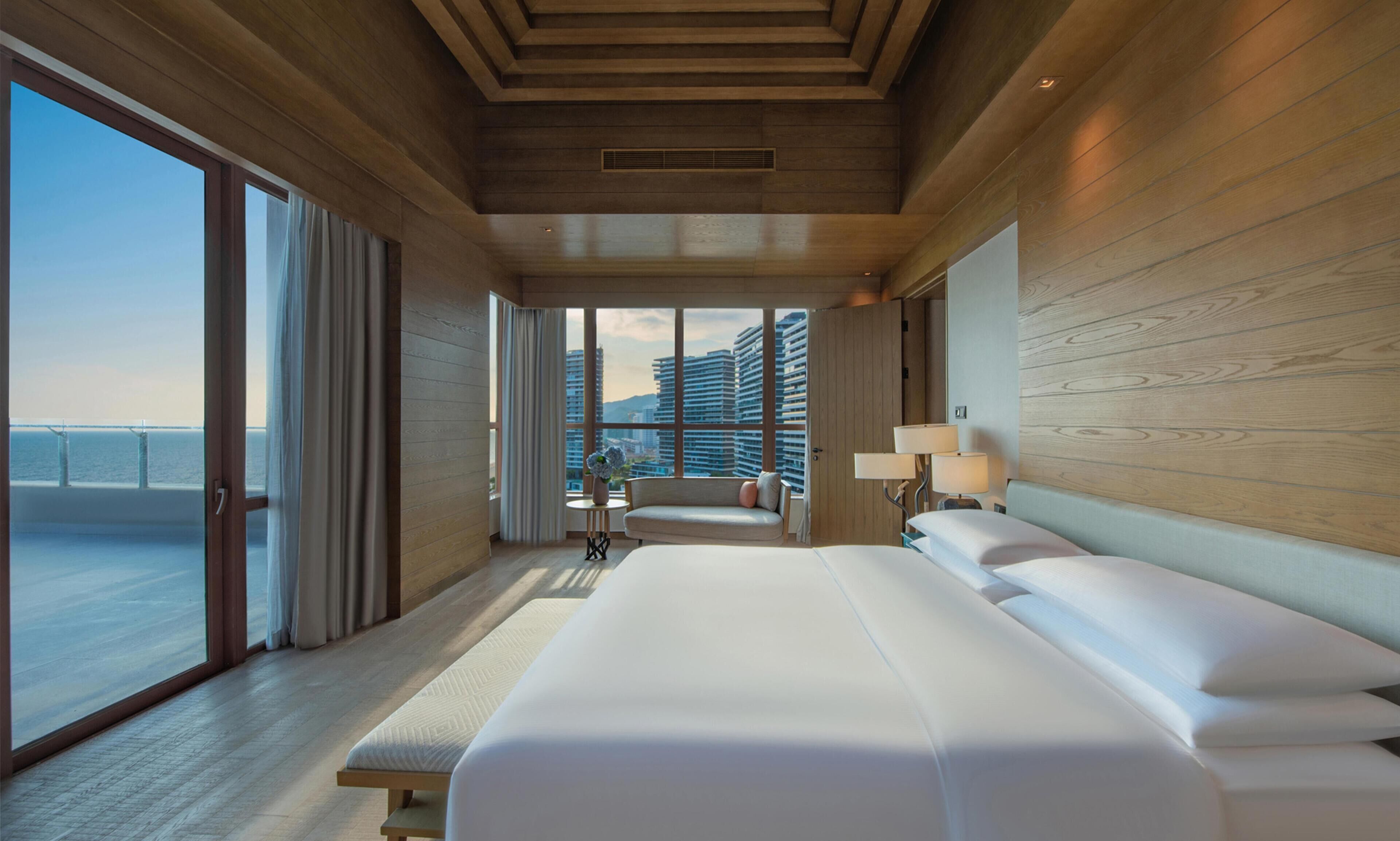 Presidential Suite | Premium bedding, in-room safe, desk, blackout drapes