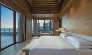 Presidential Suite | Premium bedding, in-room safe, desk, blackout drapes - DoubleTree by Hilton Shanwei (Shanwei)