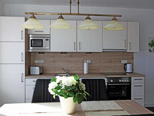 ثلاجة، ميكروويف، فرن، غسالة أطباق