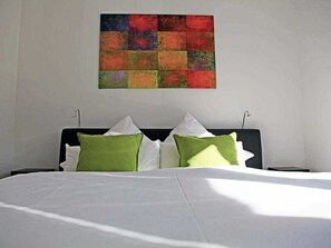 1 غرفة نوم ومكتب ومكواة/لوح كي وسرير سفر