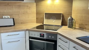 Een koelkast, een magnetron, een kookplaat, een vaatwasser