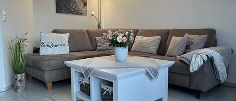 Una televisión, libros, un reproductor estéreo