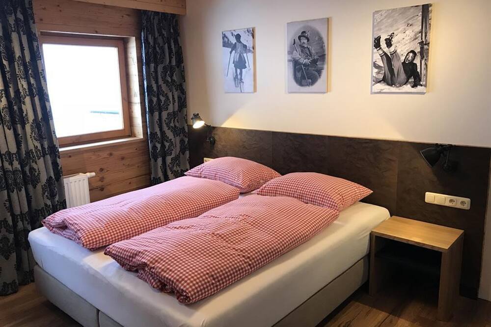Family room A with connecting door, shower, WC - Almresort Baumschlagerberg