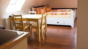 Una habitación con cama, una mesa y una silla.